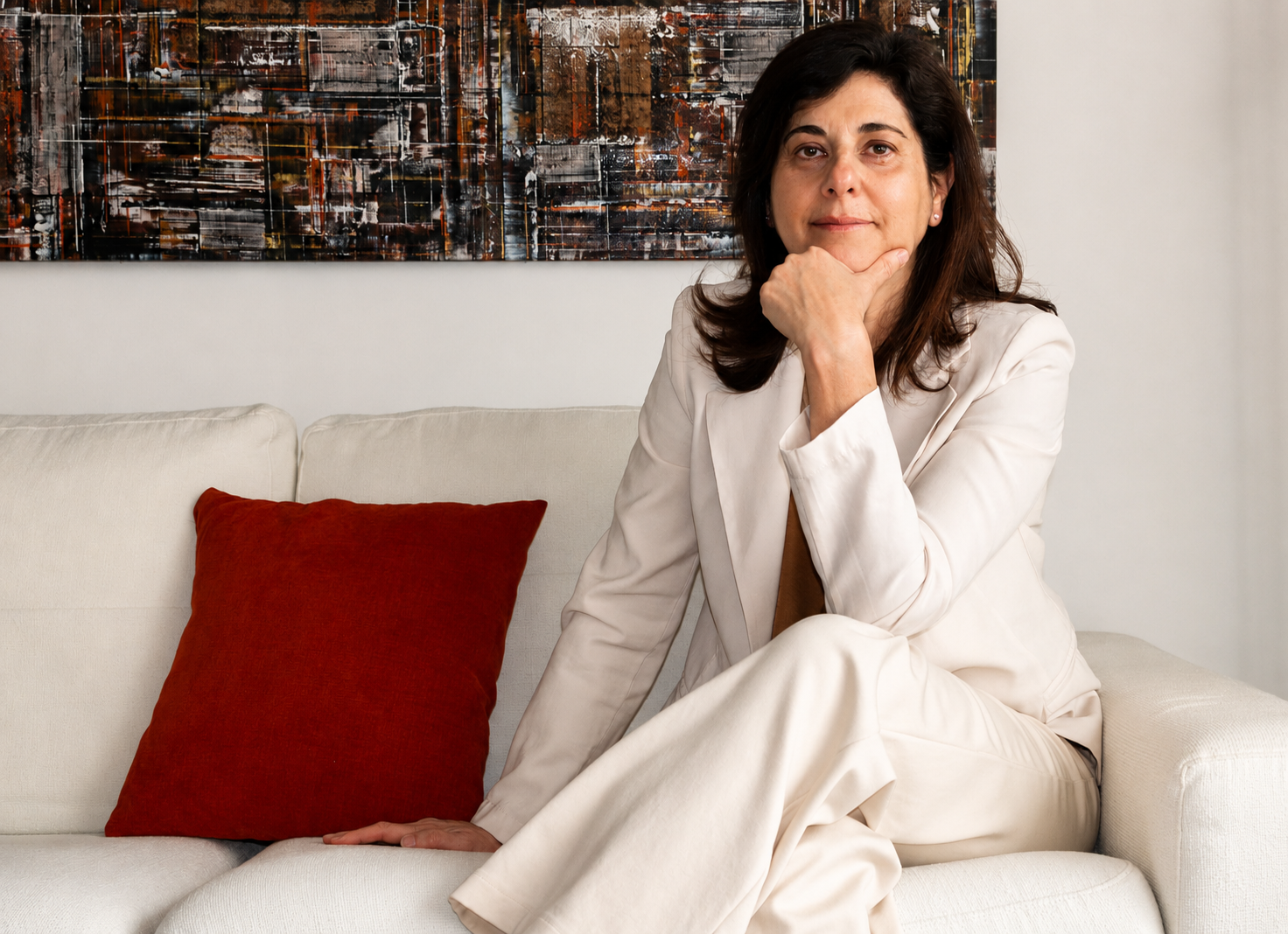 Silvia Dierico seduta nel proprio studio